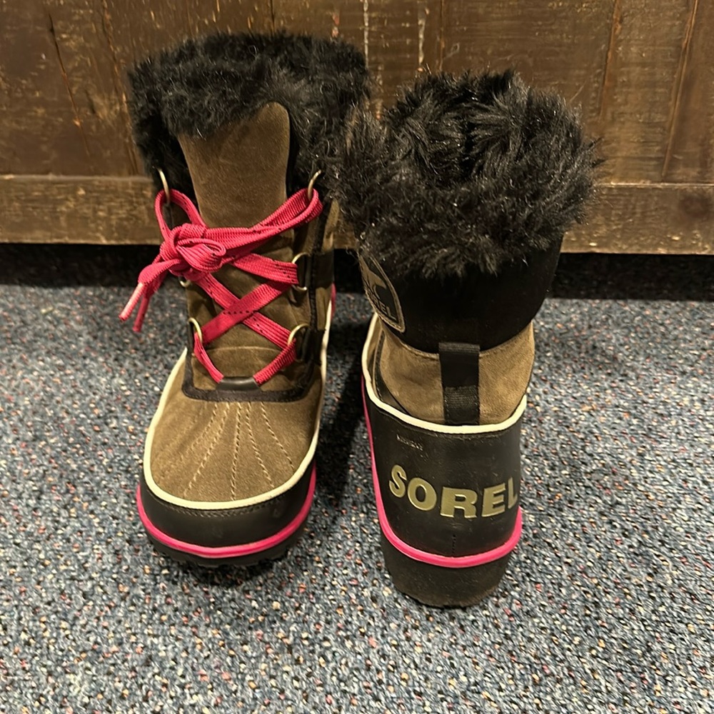 Sorel women’s waterproof fur snow boots, size 6 1/2, size 6.5